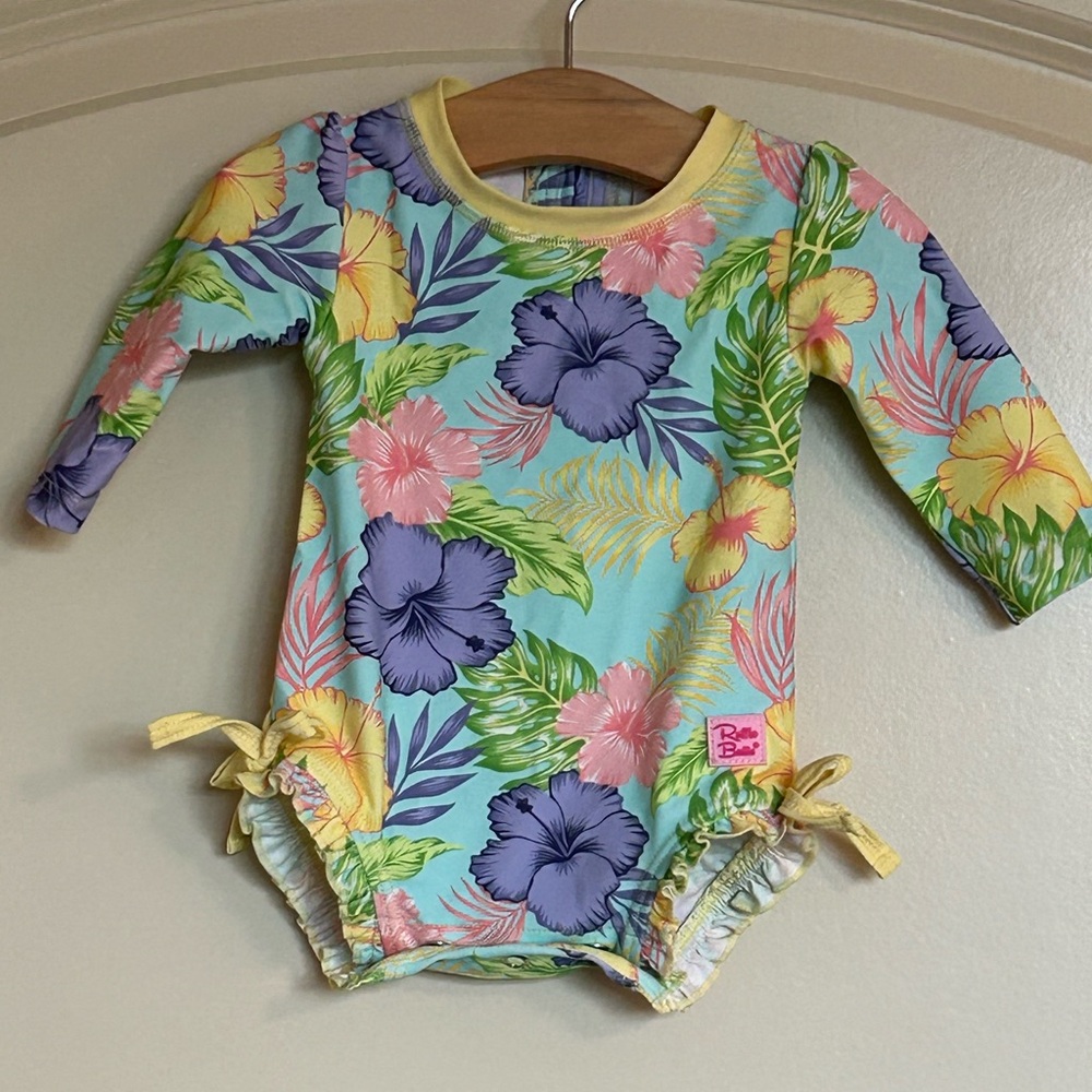 0-3M Ruffle Butts Aloha Blossoms
Rash-guard